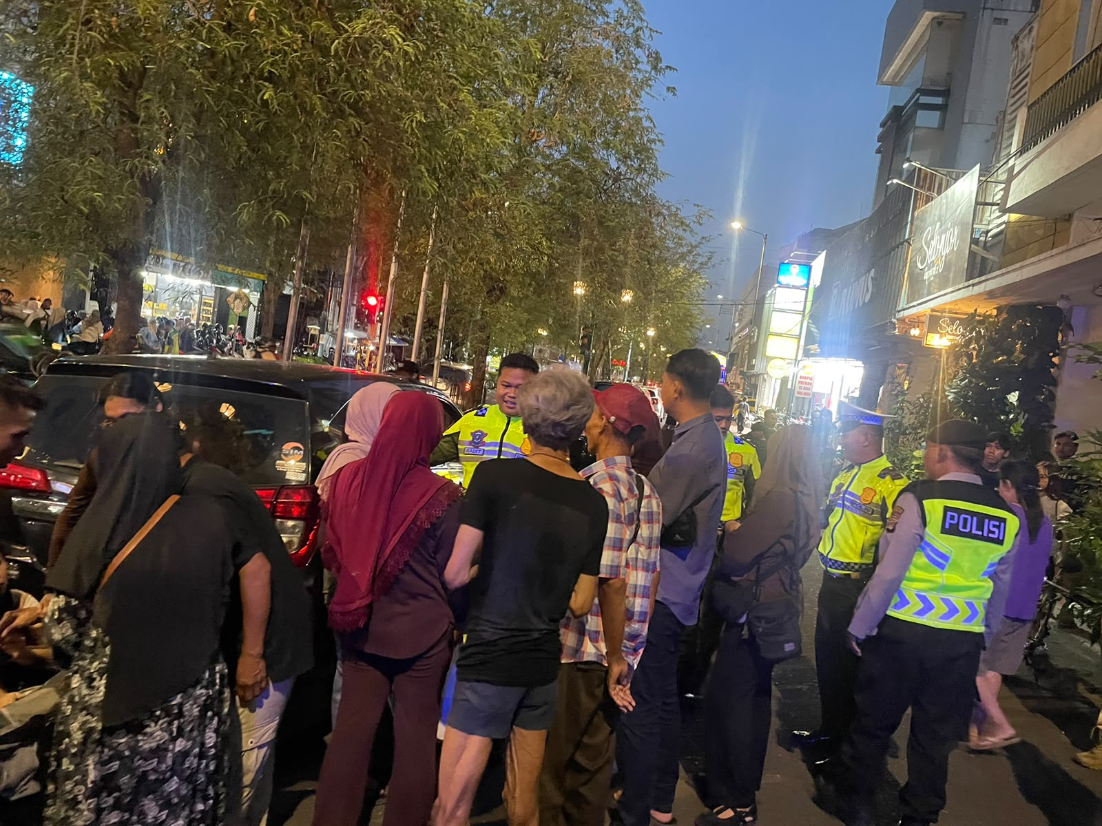 Terjebak Hampir Dua Jam di Mobil, Lansia 74 Tahun Berhasil Dievakuasi