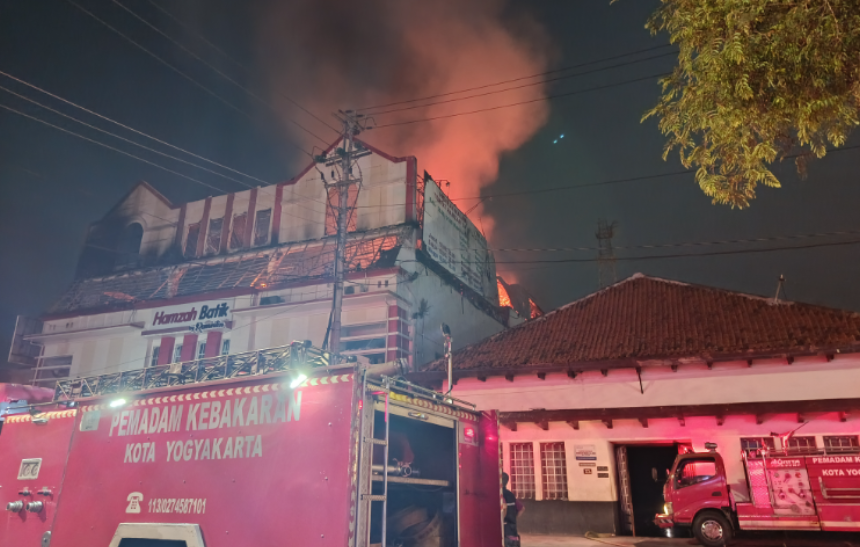 Kebakaran Hamzah Batik Malioboro, Api Berkobar dari Bagian Atas Bangunan hingga Dini Hari
