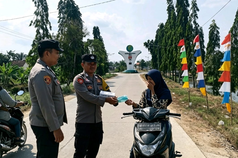Abu Vulkanik Gunung Anak Krakatau Melanda Lampung, Polres Mesuji Bagikan Masker di 18 Titik