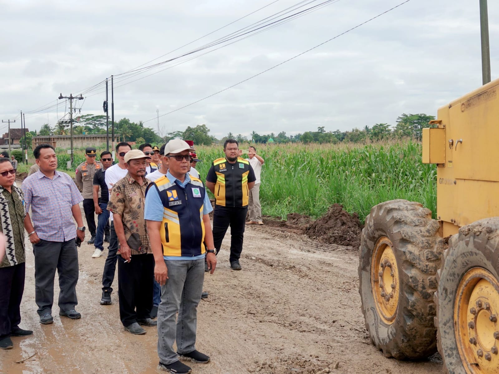 Bupati Tinjau Langsung Progres Perbaikan Jalan Prioritas di Seputih Agung