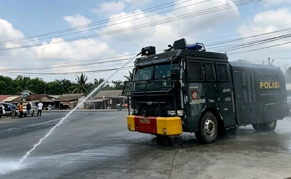 Abu Vulkanik Bertebaran di Mesuji, Polisi Siram Jalan dan Ingatkan Warga Kenakan Masker