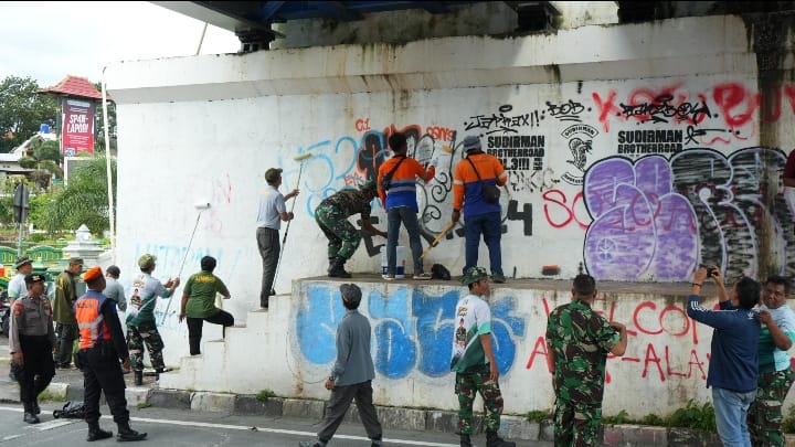 Sinergi KAI Daop 6 dan Koramil 04/Danurejan Bersihkan Coretan Vandalisme di Jembatan Kewek Yogyakarta