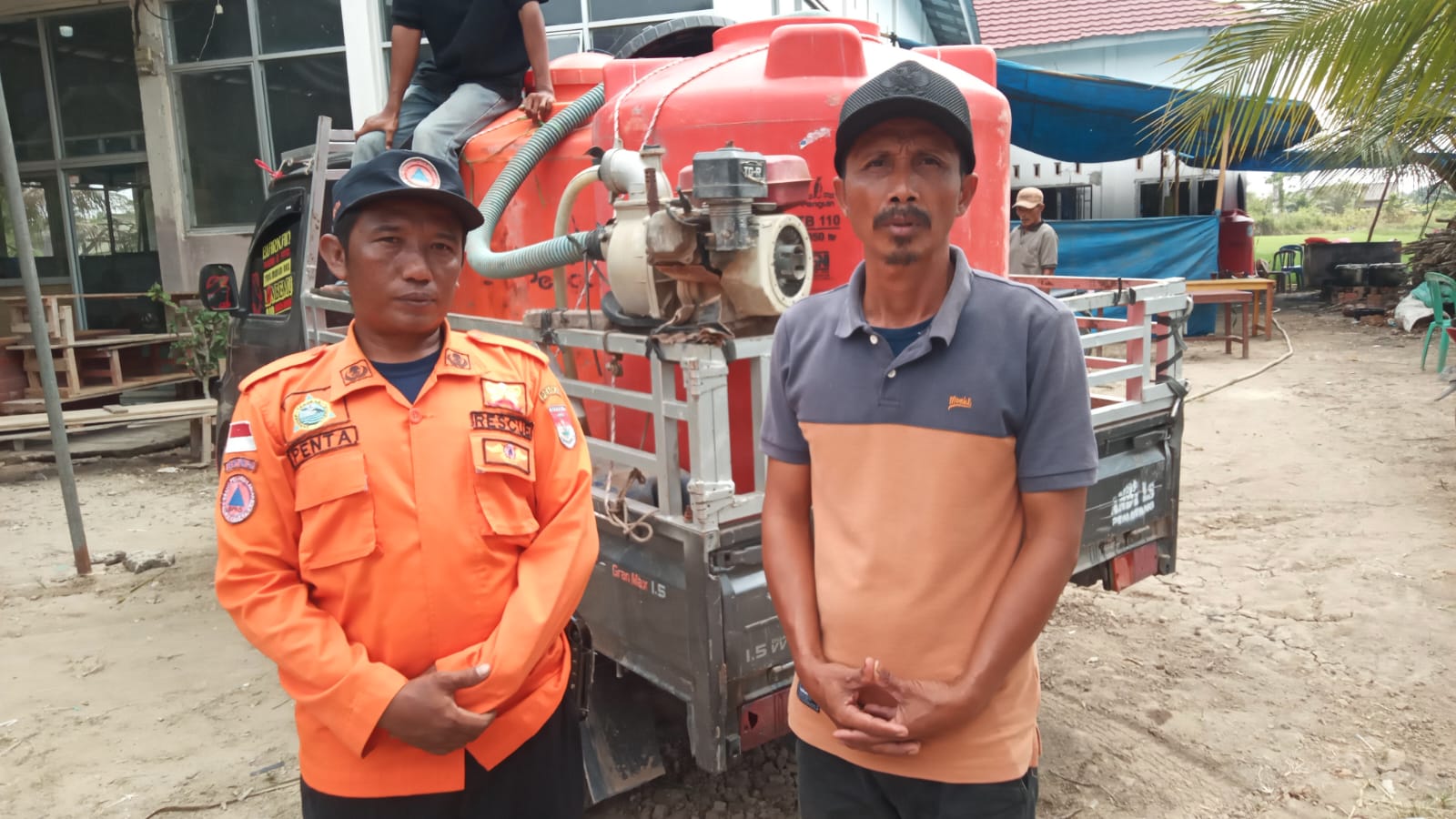 Air Sungai Payau Tak Layak Konsumsi, Warga Muara Mas Terima Bantuan Air Bersih