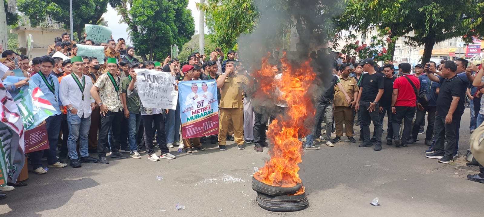 Tagih Janji Kampanye, Ratusan Honorer dan Mahasiswa Geruduk Kantor Pemkot Metro