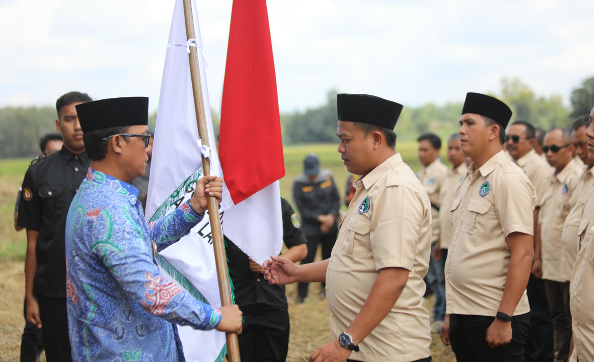 Hadiri Panen Raya Padi di Kampung Sri Pendowo, Bupati Ardito Wijaya Lantik Gapoktan