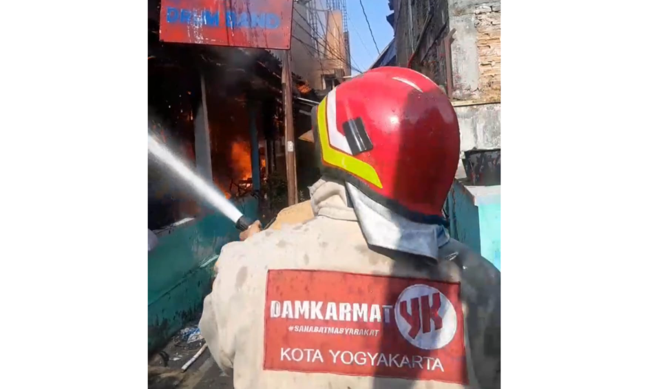 Bau Kabel Terbakar Muncul Sejak Dini Hari, Rumah Warga Kotagede Hangus Dilalap Api