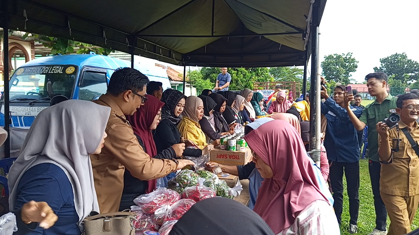 Ratusan Warga Serbu Operasi Pasar di Metro Barat, Cabai hingga Telur Dijual Harga Murah