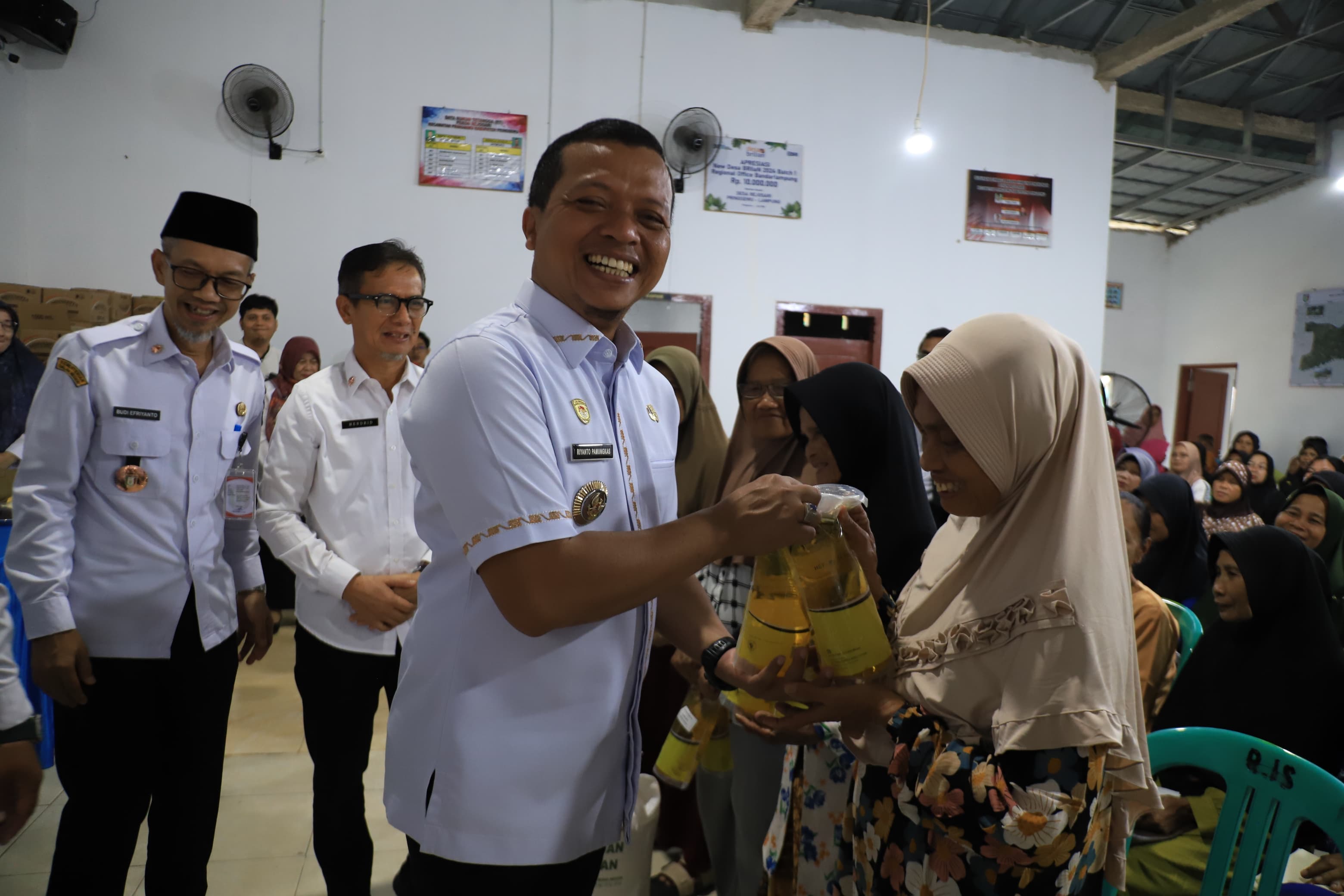 Bupati Pringsewu Salurkan Bantuan Pangan 2026 untuk Warga Rejosari
