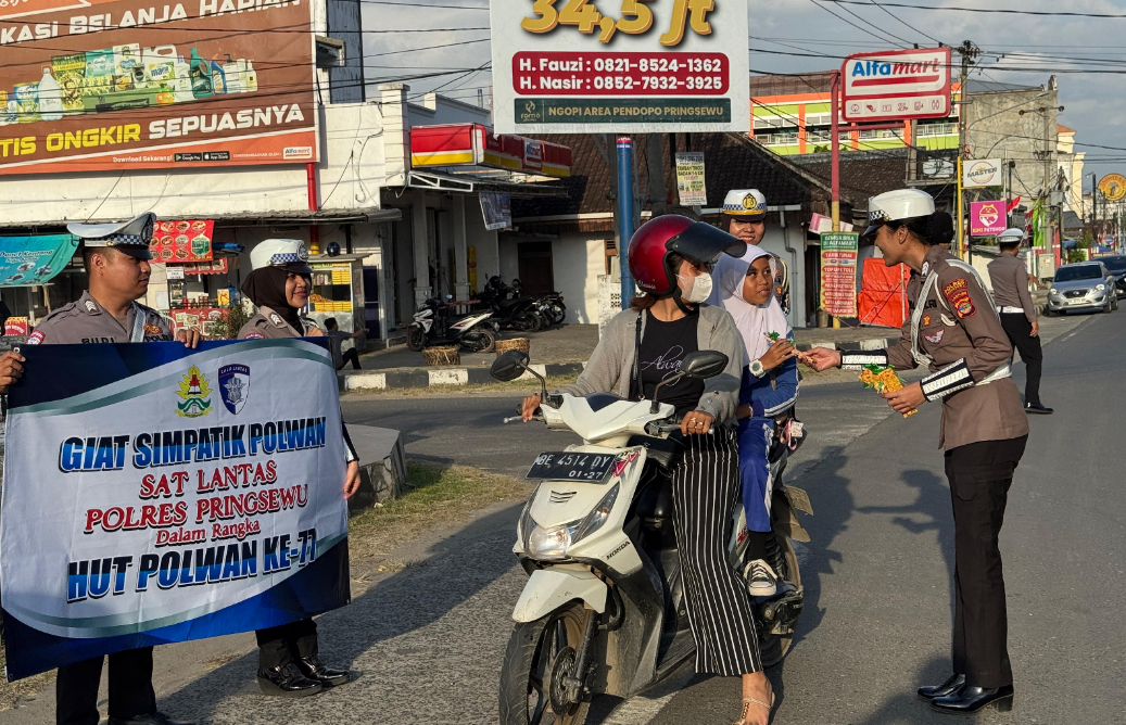 Polwan Pringsewu Gelar Aksi Simpatik, Bagikan Helm dan Coklat untuk Pengendara