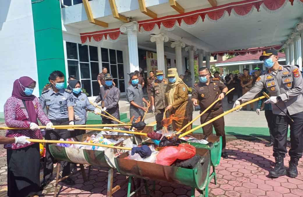 Transparan dan Tegas, Kejari Pringsewu Musnahkan Barang Bukti Narkotika hingga Senjata Tajam