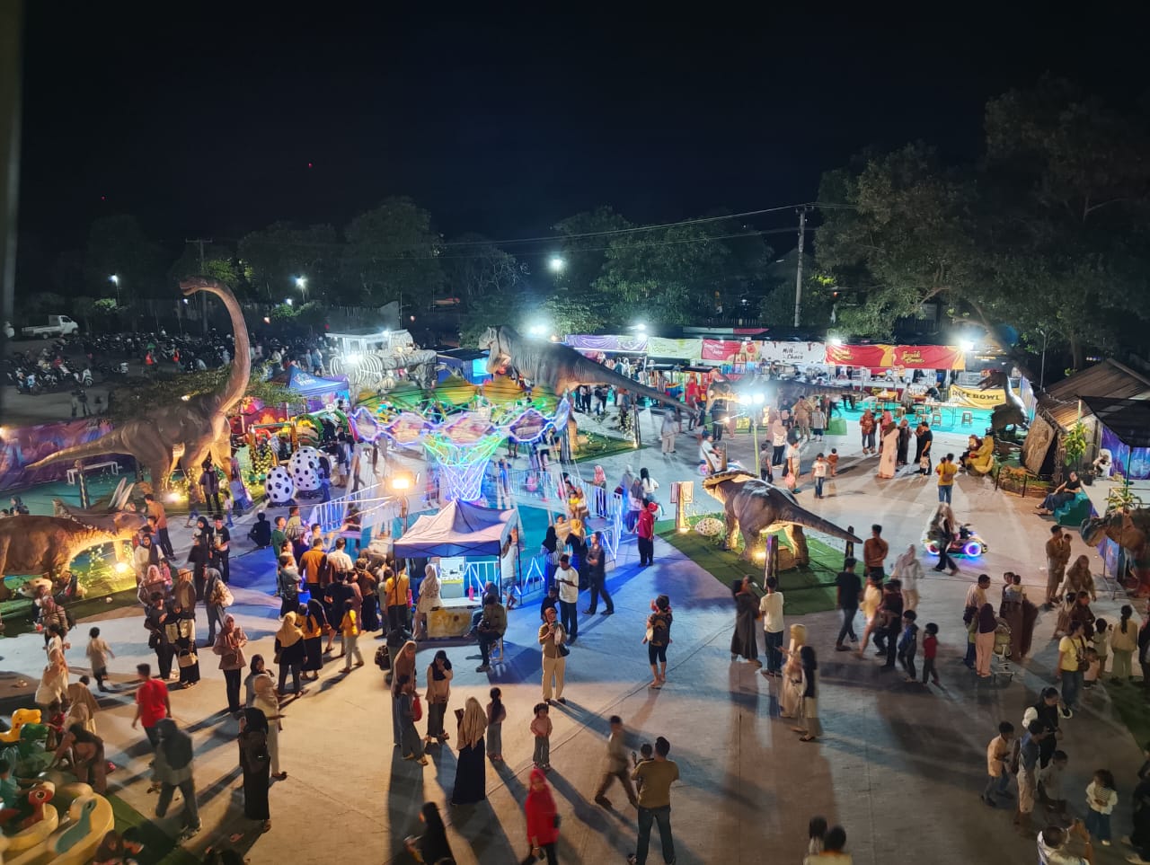Wahana Dino Planet di Metro Garden Diserbu Ribuan Pengunjung hingga Parkiran Penuh!