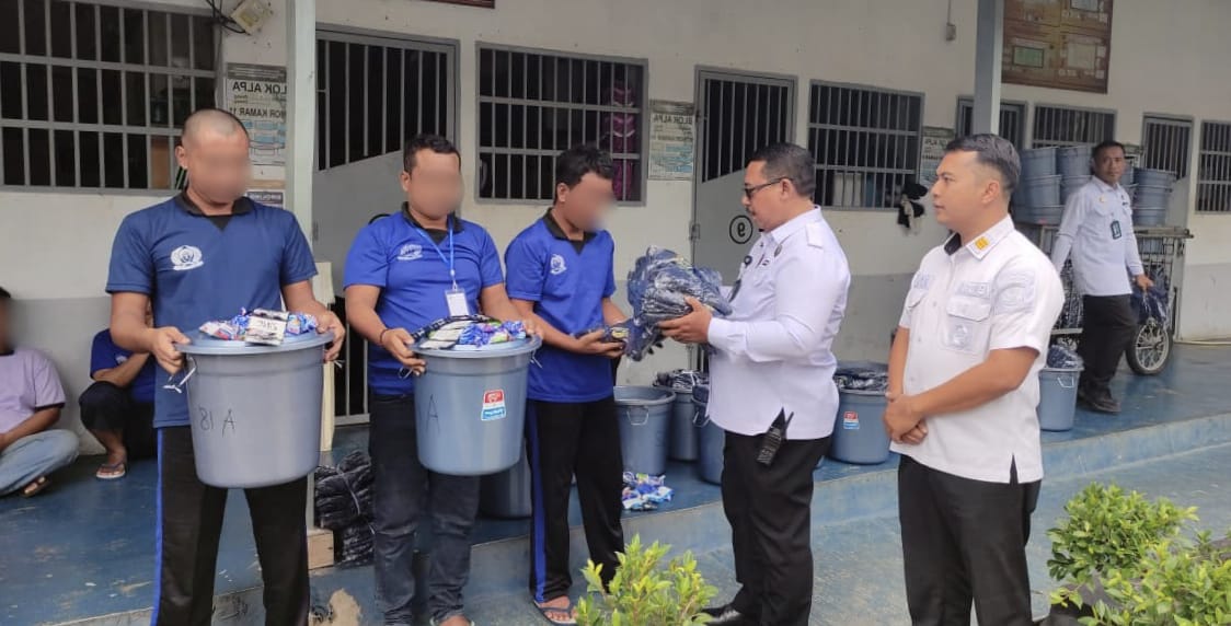 Lapas IIA Metro Salurkan Perlengkapan MCK dan Pakaian untuk Warga Binaan