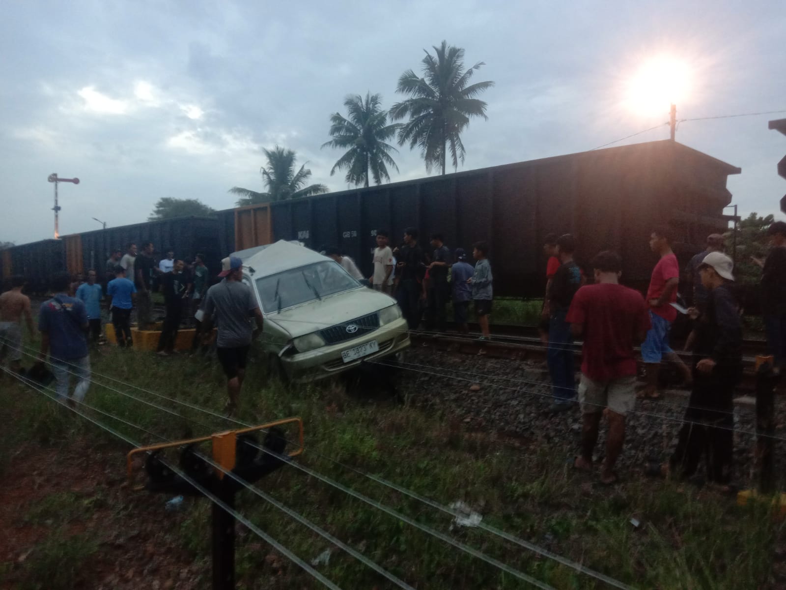 Mobil Kijang Kapsul Terseret Kereta Api di Lampung Utara, Penumpang Selamat