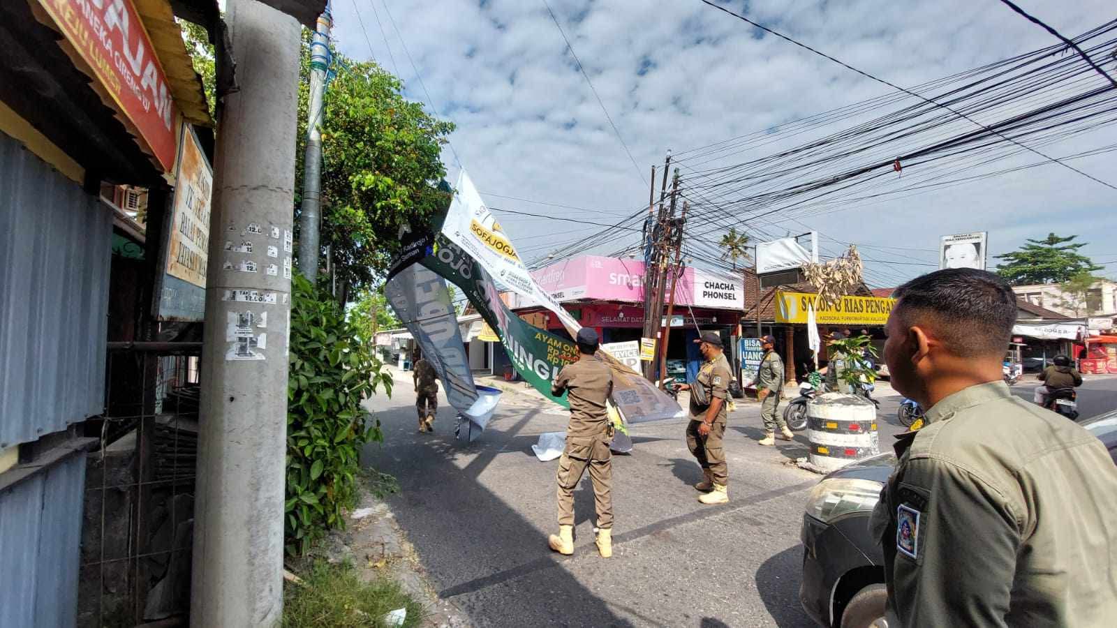 Satpol PP Sleman Tertibkan 24 Spanduk Ilegal di Depok dan Kalasan