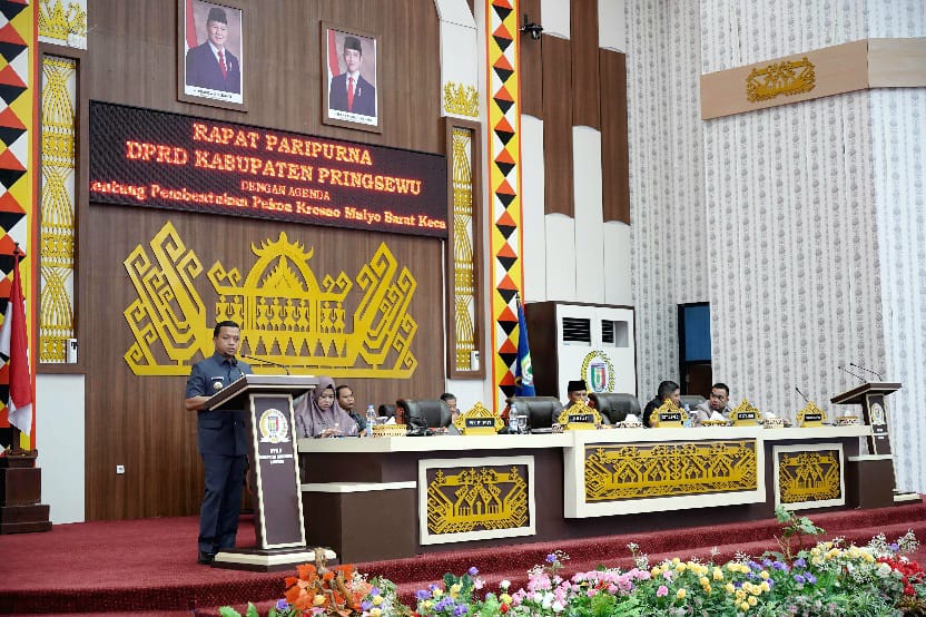 Rapat Paripurna DPRD Pringsewu, Bupati Riyanto Sampaikan Tanggapan atas Raperda Pembentukan Dua Pekon Baru