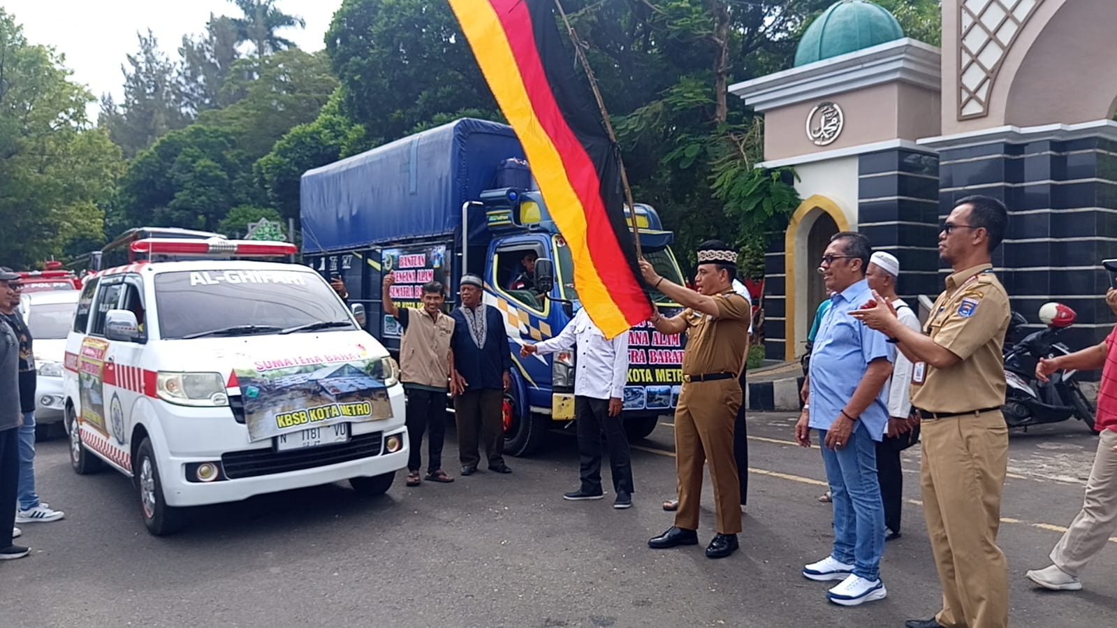 Walikota Metro Pimpin Pelepasan Bantuan untuk Korban Bencana di Sumatera