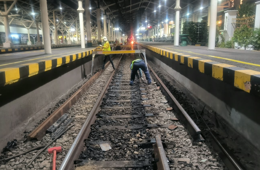  KAI Daop 6 Yogyakarta Siapkan Jalur Kereta Jelang Nataru, Progres Ganti Bantalan Rel Capai 88,8 Persen