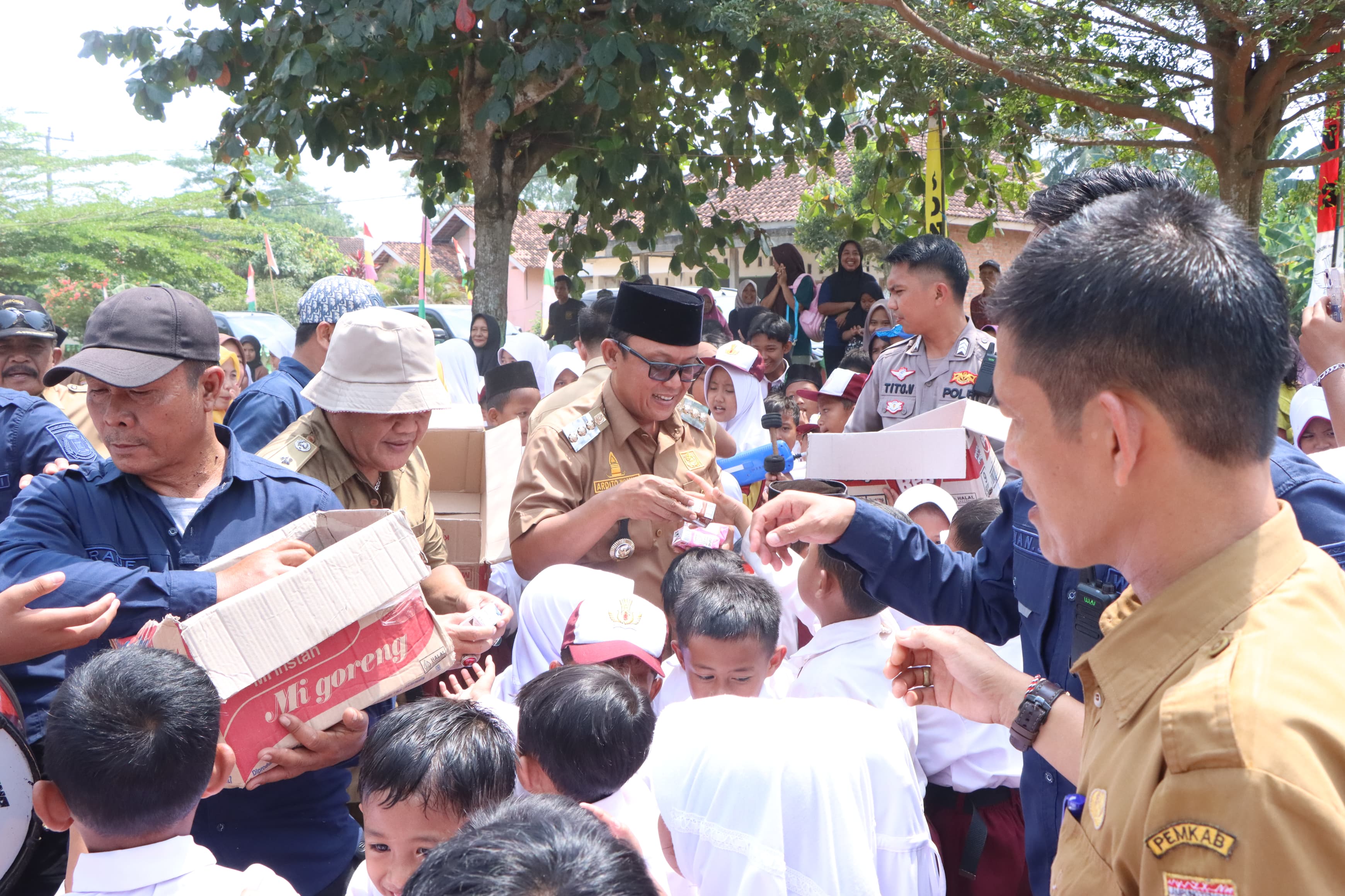 Dukung Program Gizi Anak, Bupati Lampung Tengah Bagikan Susu untuk Siswa SD