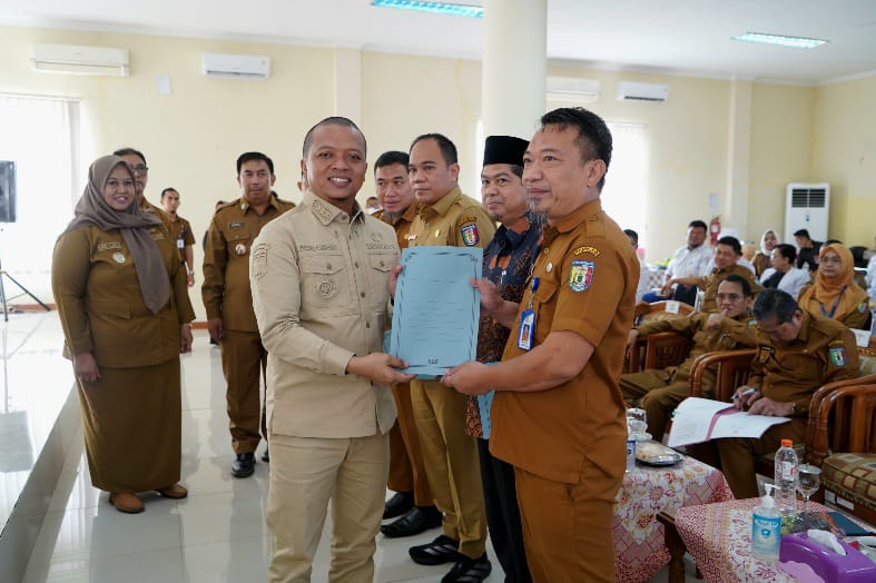 Pelayanan Prima dan Infrastruktur Optimal Jadi Prioritas, Bupati Pringsewu Serahkan SK Dewan Pengawas RSUD