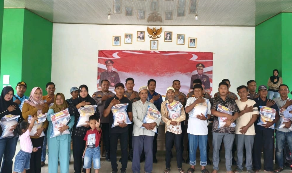 Polres Mesuji Gelar Jumat Curhat di Desa Margo Jadi, Bagikan 25 Paket Sembako