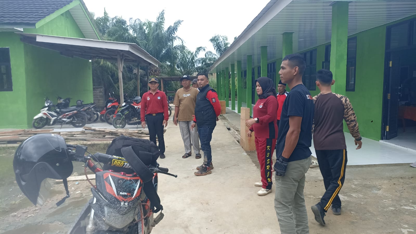 Camat Rawajitu Utara dan Jajaran Serentak Turun ke Desa Pantau Banjir dan Pasca Banjir