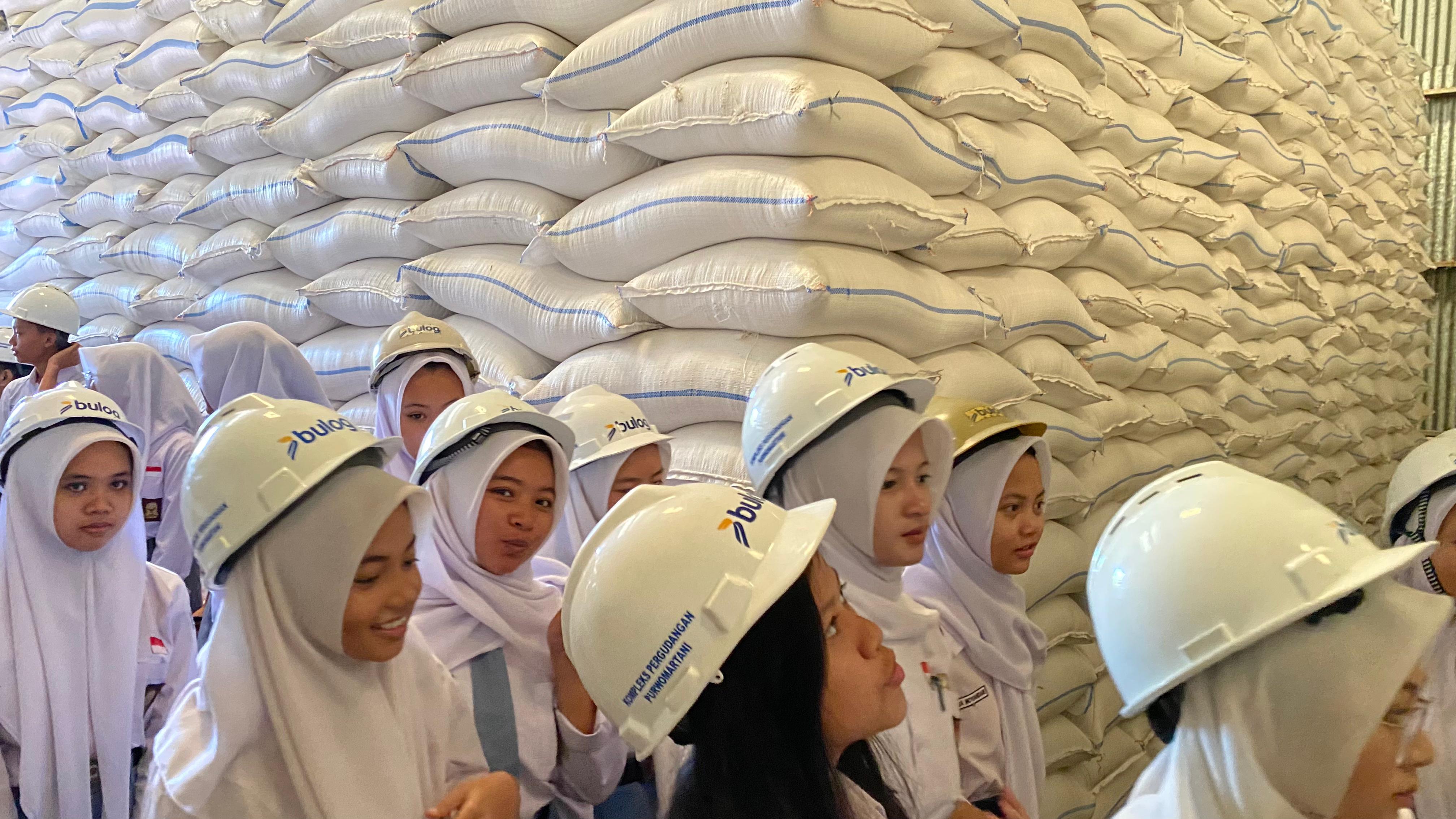 Bulog DIY Ajak Siswa SMA Playen Belajar Langsung Sistem Ketahanan Pangan di Gudang Logandeng