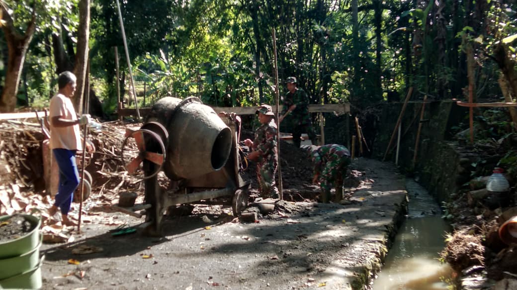 TNI Bersama Warga Kebut Pembangunan Jembatan Gantung Garuda di Kulon Progo