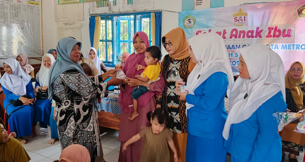 Wujudkan Zero Stunting, IKWI Kota Metro Salurkan Bantuan di Posyandu Nusa Indah 