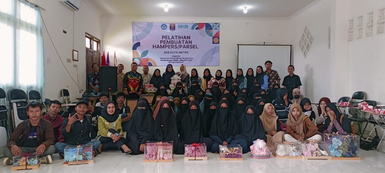 Bekali Siswa dengan Keterampilan, SKB Kota Metro Adakan Pelatihan Hampers dan Seserahan