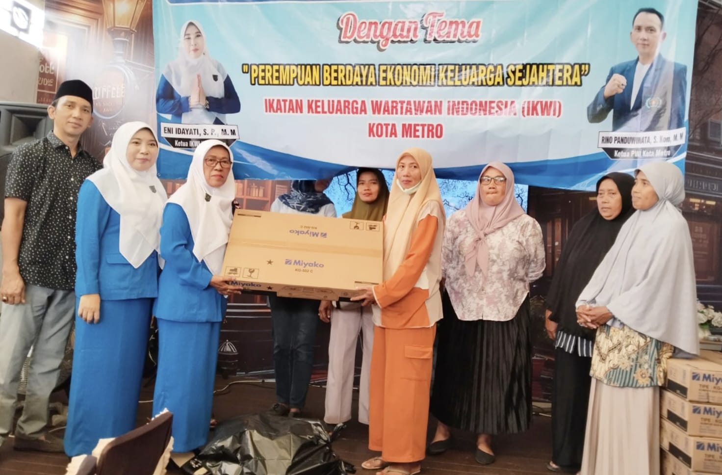 Dukung Usaha Rumahan, IKWI Metro Beri Bantuan Alat Memasak ke 7 PEKKA