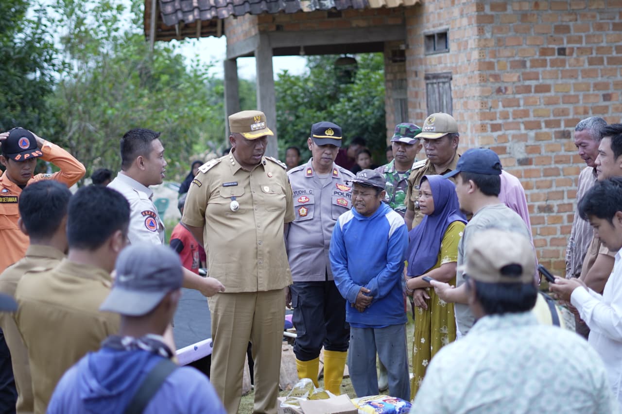 Tinjau Lokasi Bencana Angin Puting Beliung, I Komang Koheri Pastikan Rehabilitasi Rumah Korban Segera Dilakukan