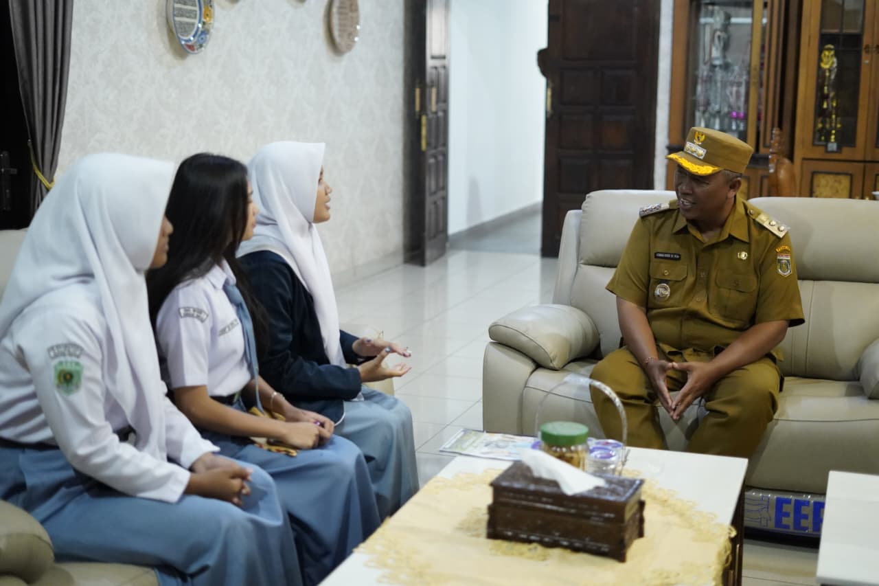 Plt. Bupati Lampung Tengah Beri Motivasi Tiga Siswi Peserta Lomba Duta Anti Narkotika Nasional