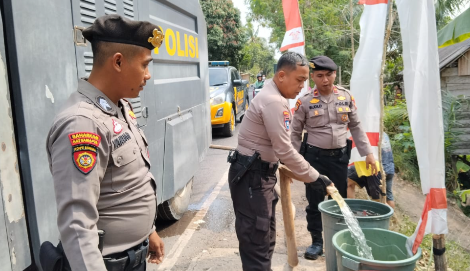 Peduli Warga, Polres Mesuji Distribusikan Bantuan Air Bersih ke Desa Labuhan Permai
