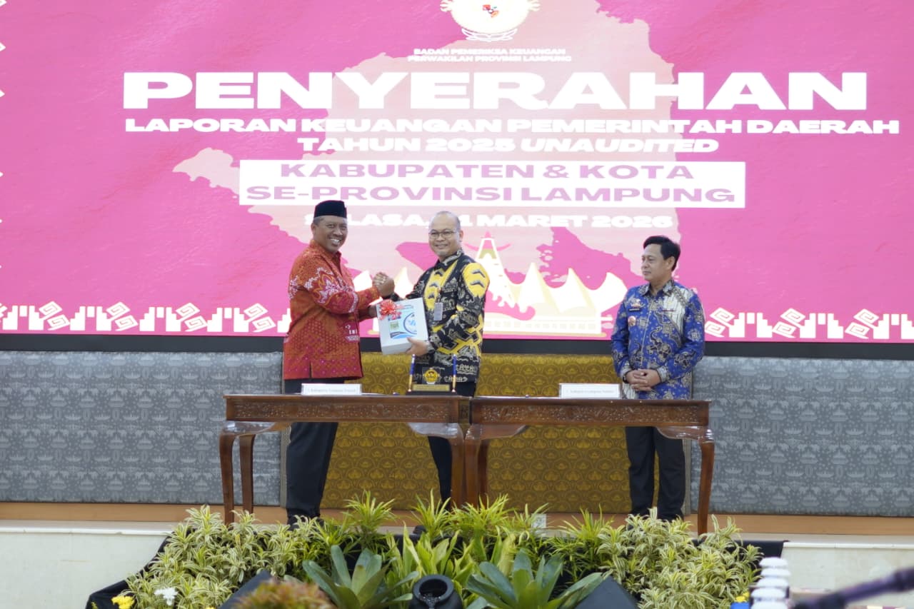 Bersama 13 Kepala Daerah se-Provinsi Lampung , Plt Bupati Lamteng Serahkan LKPD Unaudited TA 2025 ke BPK