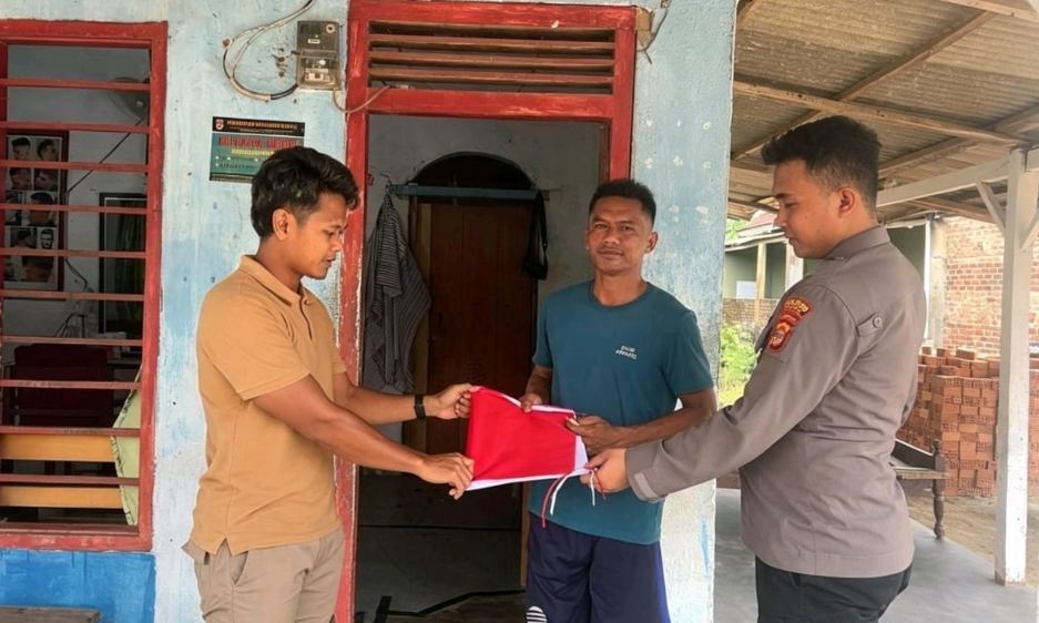 Sambut HUT RI ke-81, Bhabinkamtibmas Polres Mesuji Bagikan Bendera Merah Putih Gratis