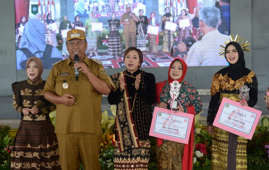 Plt Bupati I Komang Koheri Bersama Ketua GOW Lampung Tengah Hadiri Peringatan Hari Ibu ke-97 