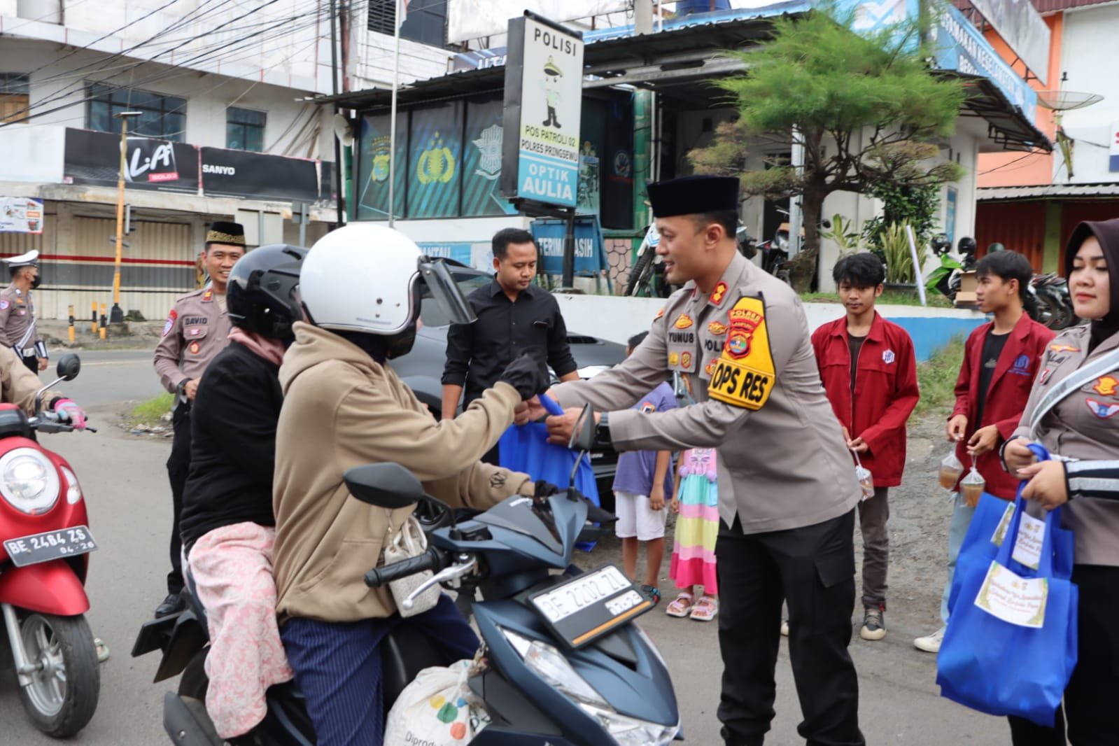 Wujud Kepedulian, Polisi dan Mahasiswa Bagikan Takjil Gratis di Simpang Pasar Induk Pringsewu