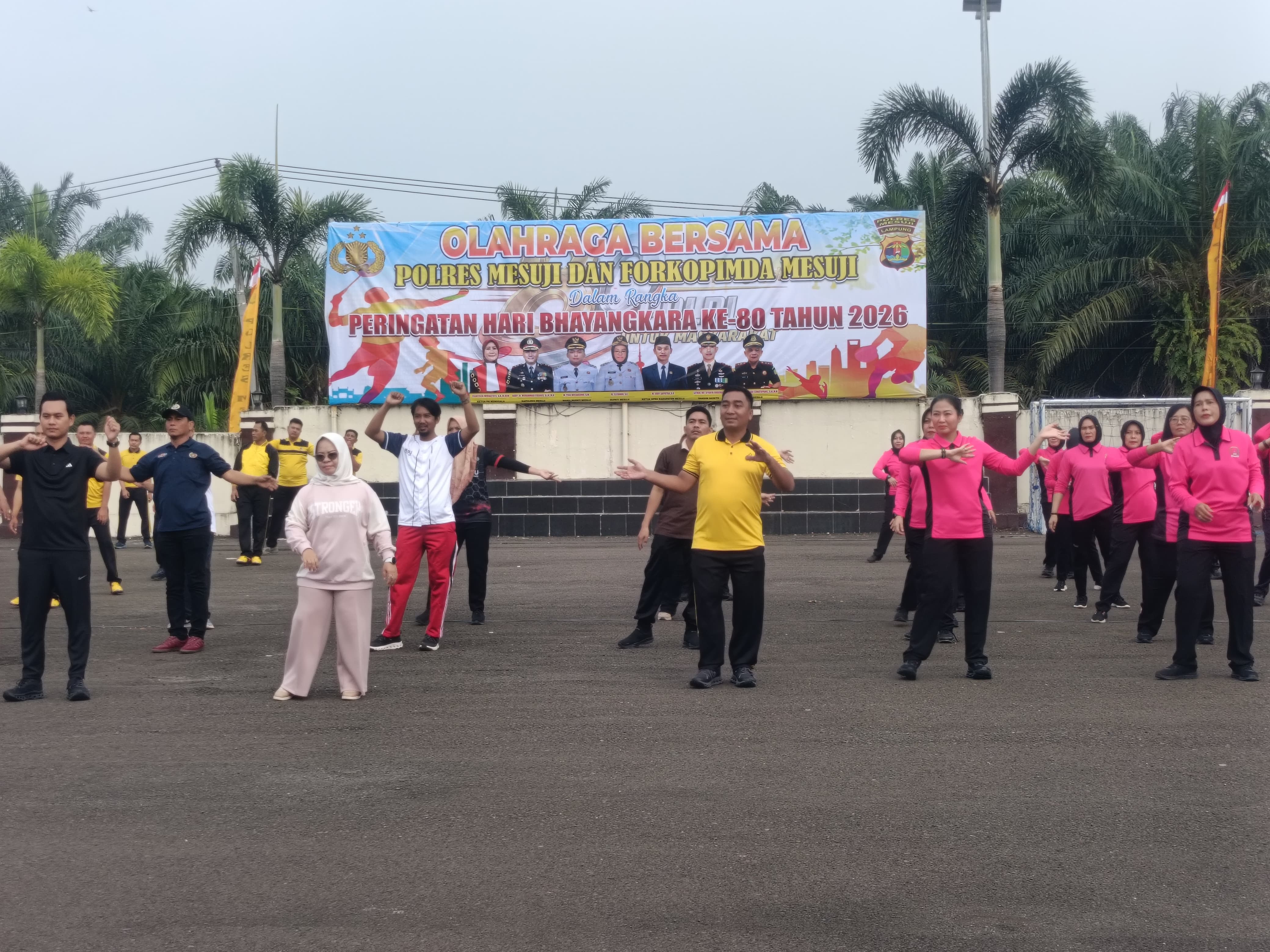 Hari Bhayangkara ke-80, Polres Mesuji Gelar Olahraga Bersama dan Salurkan 500 Paket Sembako