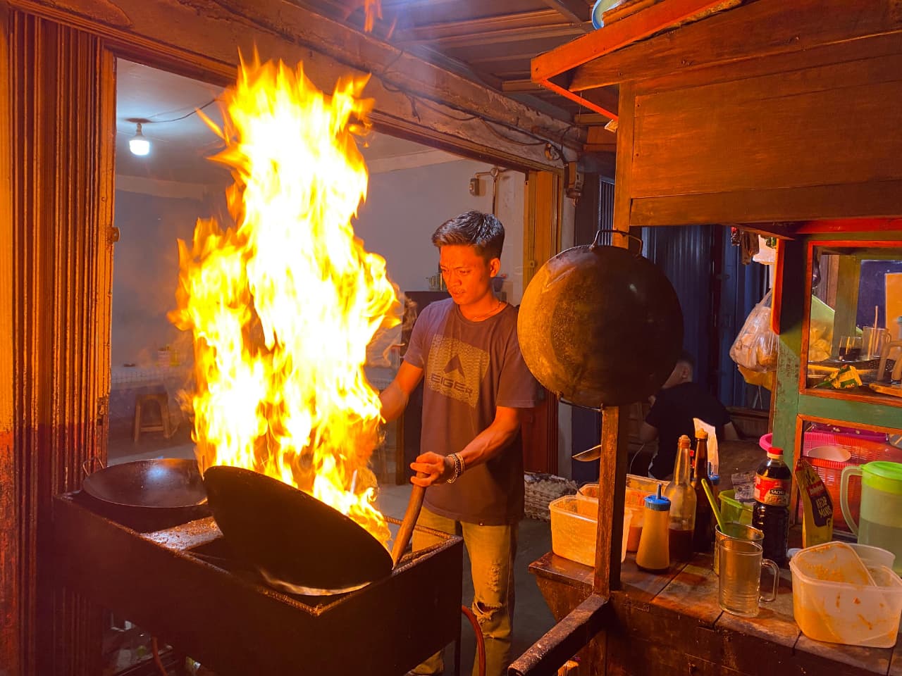 Nasi Goreng Kambing Mbah Tarjinah, Kuliner Malam Legendaris di Metro Timur