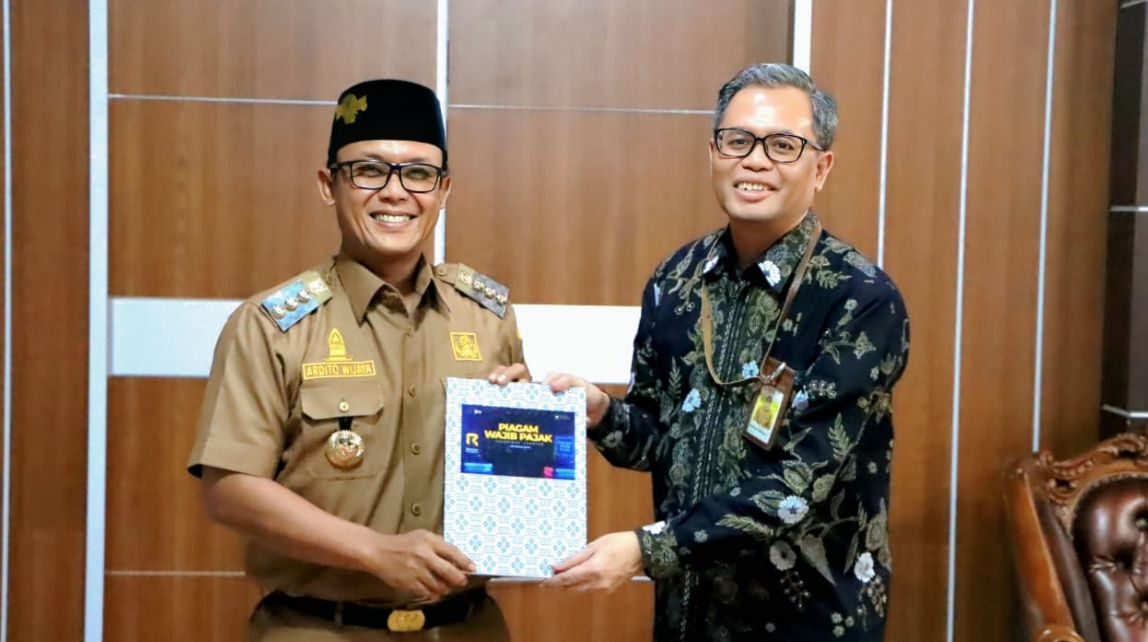 Bupati Lampung Tengah, Ardito Wijaya Raih Piagam Wajib Pajak