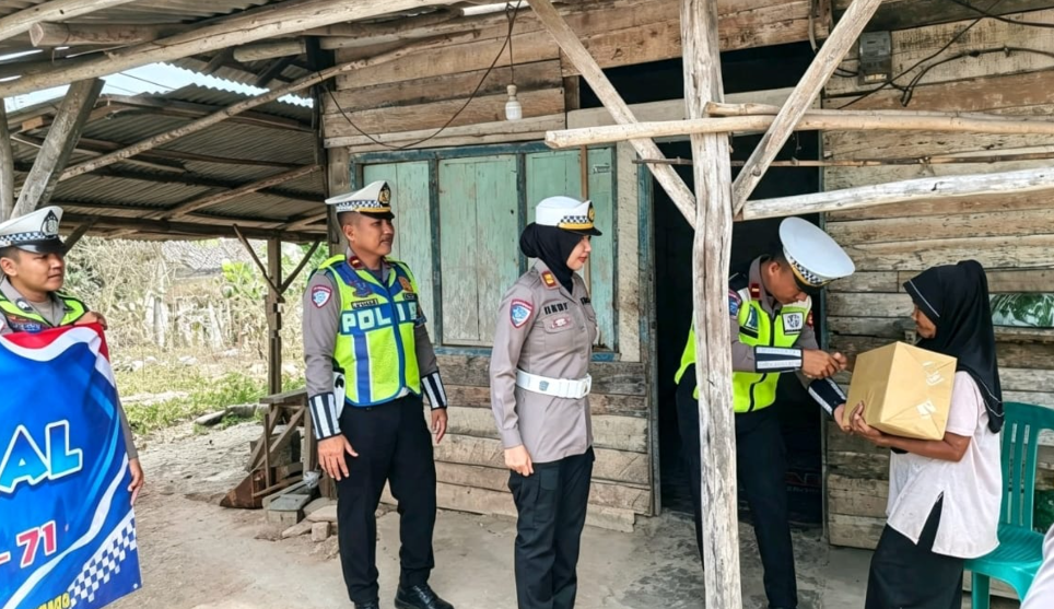 HUT ke-71 Lalu Lintas Bhayangkara, Sat Lantas Polres Mesuji Bagikan Sembako ke Warga