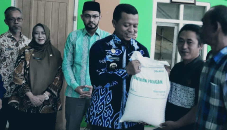 Bupati Pringsewu Salurkan 11.520 Kg Beras untuk 384 Penerima Bantuan di Pekon Fajarmulia