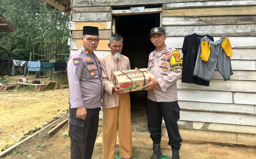Sat Binmas Polres Mesuji Bagikan Paket Sembako di Simpang Pematang
