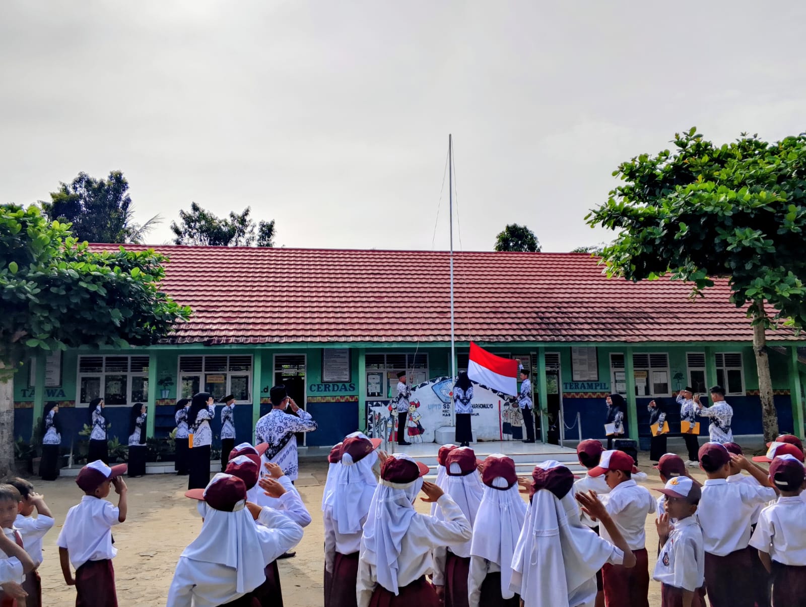 Semarak Hari Guru ke-80, SDN 2 Hargomulyo Adakan Upacara Bendera di Halaman Sekolah