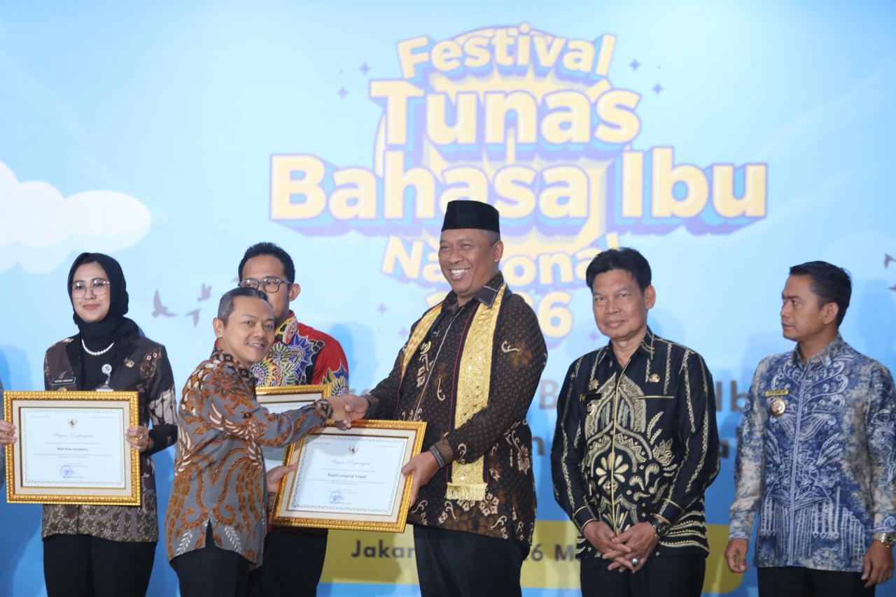 Dukung Program Revitalisasi Bahasa Daerah, Pemkab Lampung Tengah Diganjar Penghargaan Kemendikdasmen