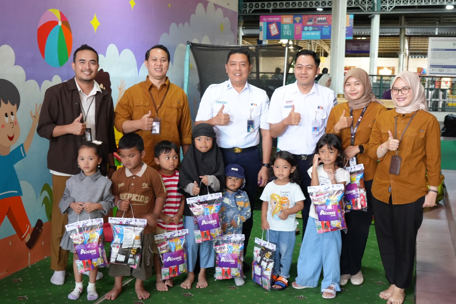 Meriahkan Hari Anak Nasional 2026, KAI Daop 6 Bagikan 80 Paket Snack