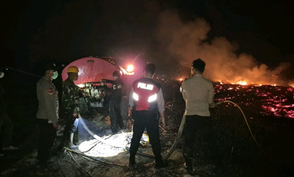 Kapolres Mesuji Pimpin Pemadaman 13 Titik Api di Lahan PT Silva Inhutani