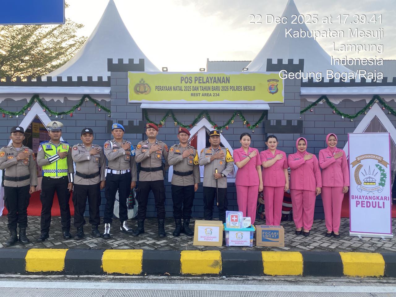 Kapolres Mesuji dan Ketua Bhayangkari Bagikan Bingkisan untuk Petugas Pos Nataru