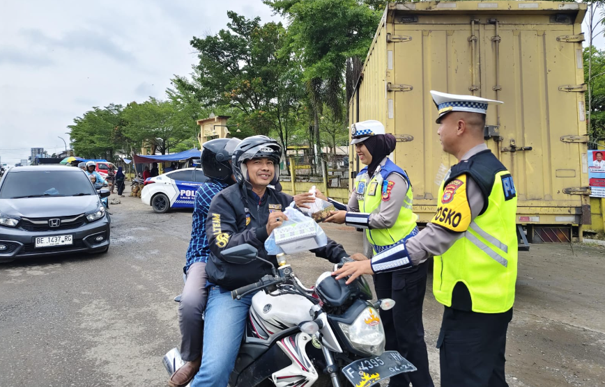Sat Lantas Polres Mesuji Pererat Silaturahmi Lewat Jumat Berkah dan Sosialisasi Keselamatan Berlalu Lintas