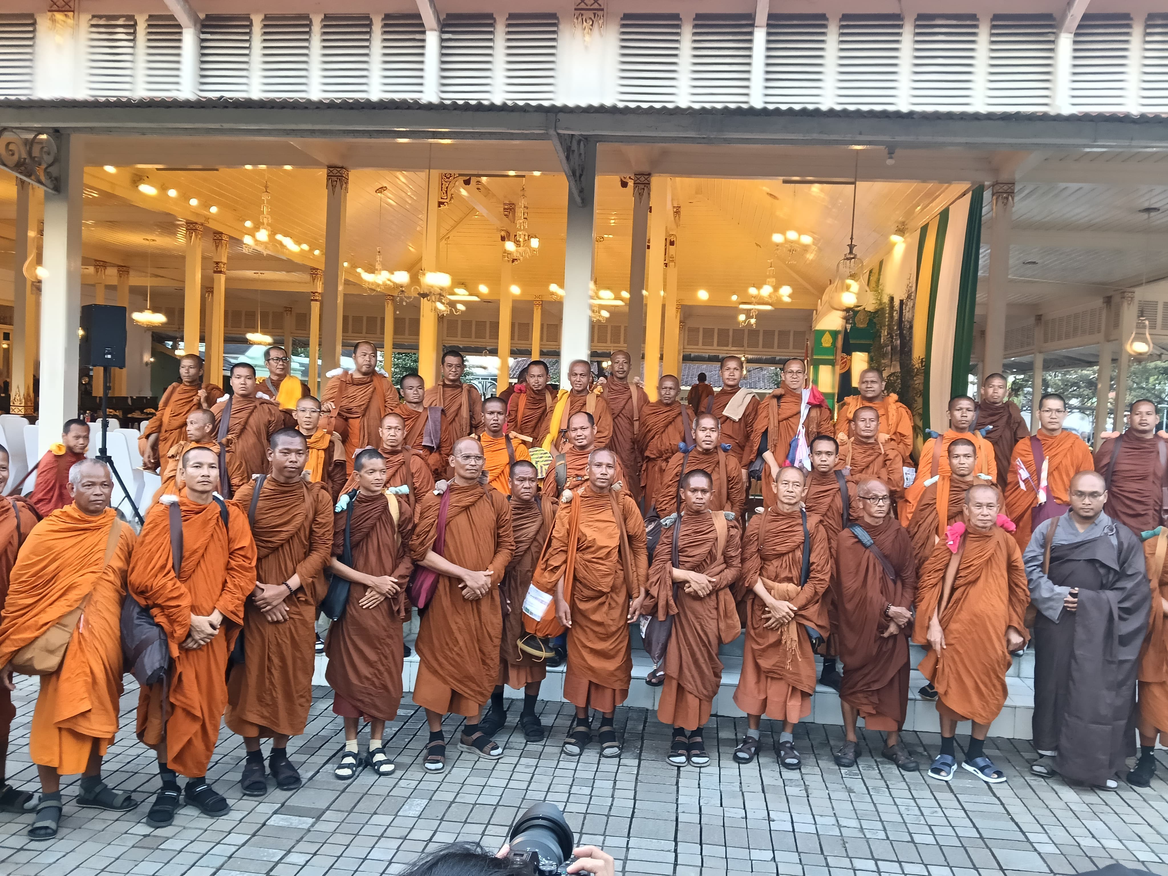 58 Bhikkhu Peserta Walk for Peace 2026 Disambut Hangat di Yogyakarta